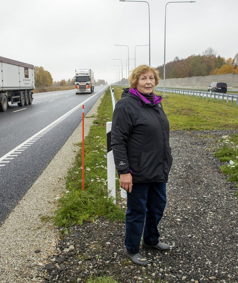 Kautjala bussipeatuse kasutamiseks tuleb ületada neljarajaline Tallinna–Tartu maantee, näitab Eha Järvoja.