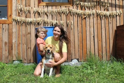 Juunika Ööpik, tema tütar Mirtel ja koer Tänni elavad Noarootsis, 16 elanikuga Vanakülas.