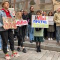 ФОТО | „Нет войне! Нет мобилизации! Нет могилизации!“ Возле посольства РФ в Таллинне прошел антивоенный митинг