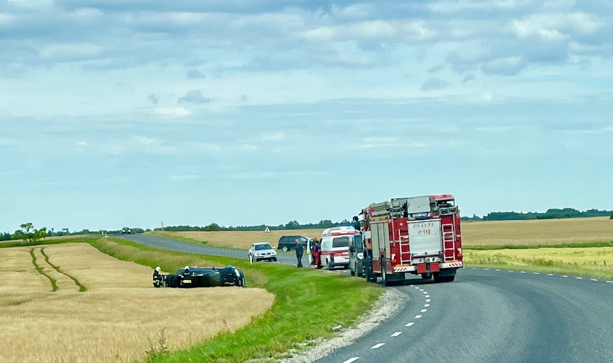 Viljandimaal Ülde külas sõitis auto eile teelt välja viljapõllule ning paiskus külili.