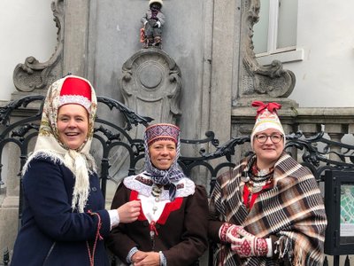 Manneken Pis on riided selga saanud ning konkursi läbi riided korraldanud (vasakult) Eesti Rahvakunsti ja käsitöö liidu juht Liina Veskimägi-Iliste , riiete meister Mareli Rannap ja MTÜ Rahvarõivas tegevjuht Anu Randmaa võivad rahul olla.