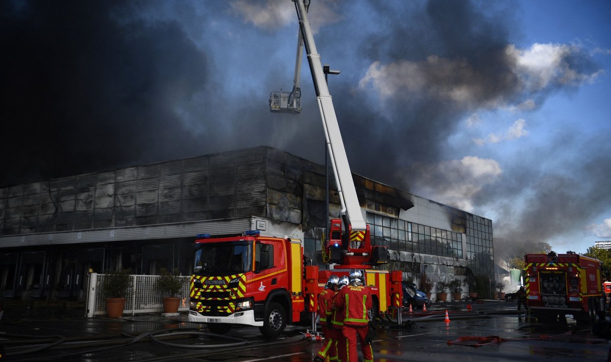 Päästjad kustutamas tulekahju Rungise rahvusvahelisel turul.