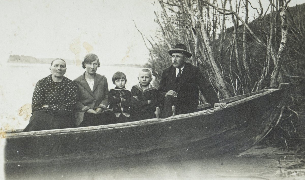 Perekond Haberkorn Narva jõel oma talu juures. Vasakult Aleksandri ema Leenu, Leontine, Erna, Verner, Aleksander