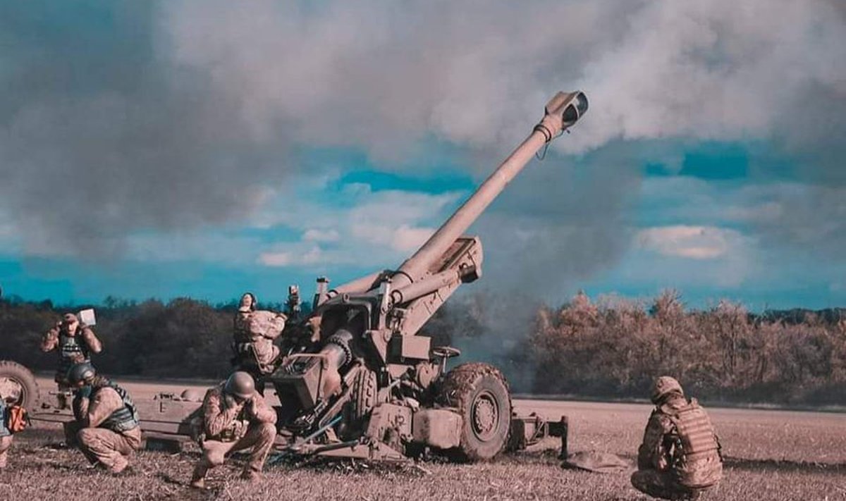 Ukraina suurtükiväelased Eesti antud FH70 haubitsast tulistamas