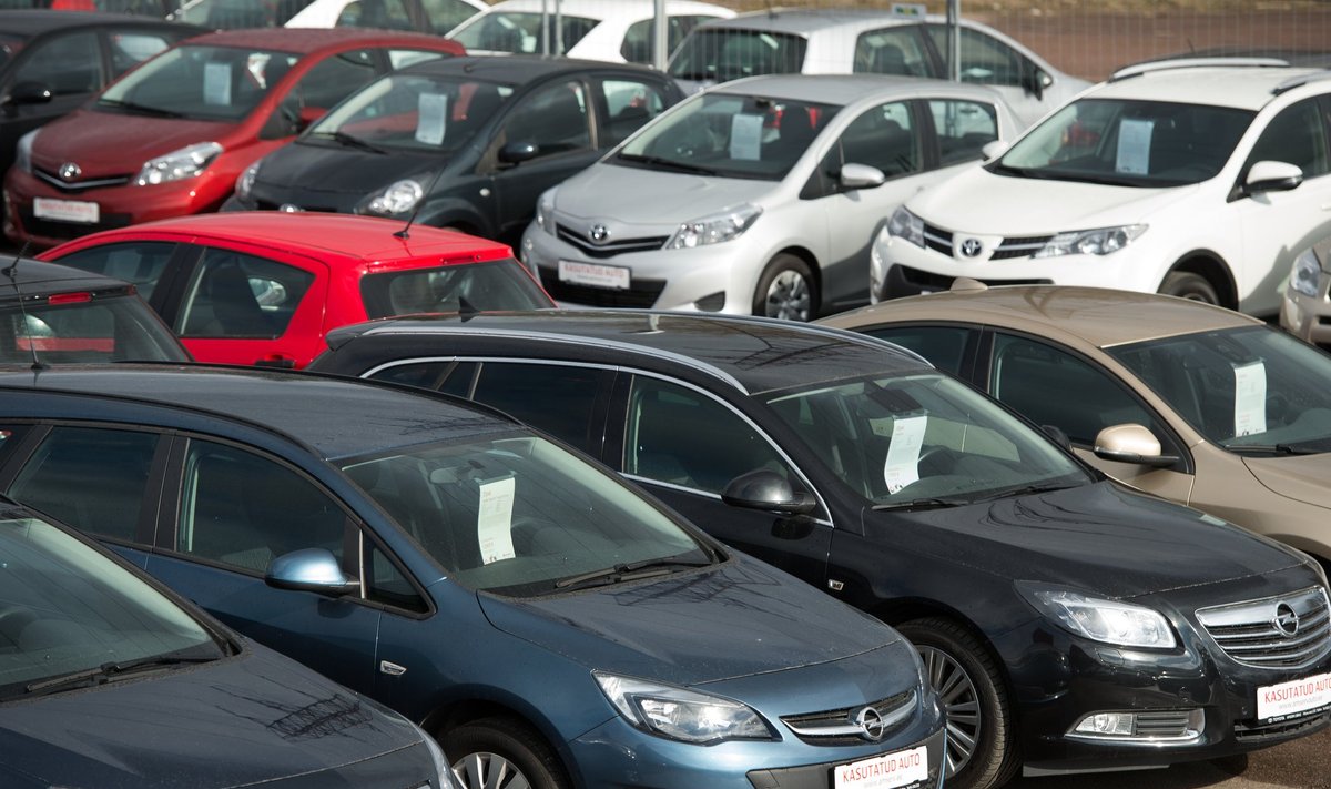 Kasutatud autosid ostetakse Eestis mitu korda rohkem kui uusi. Ostu-müügitehinguid tehes ei tasu unustada ka liikluskindlustust.