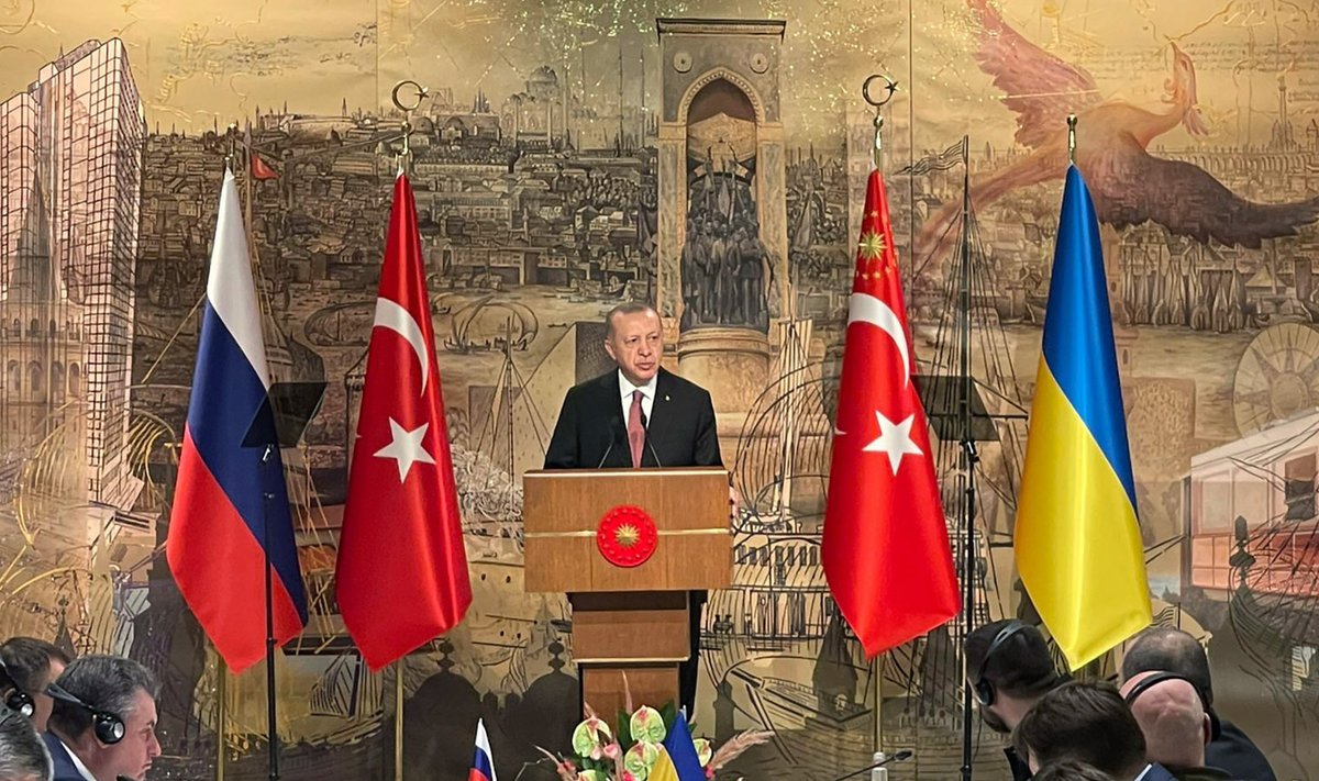 Türgi president Erdogan 29. märtsil Istanbulis Vene ja Ukraina läbirääkijaid tervitamas. 