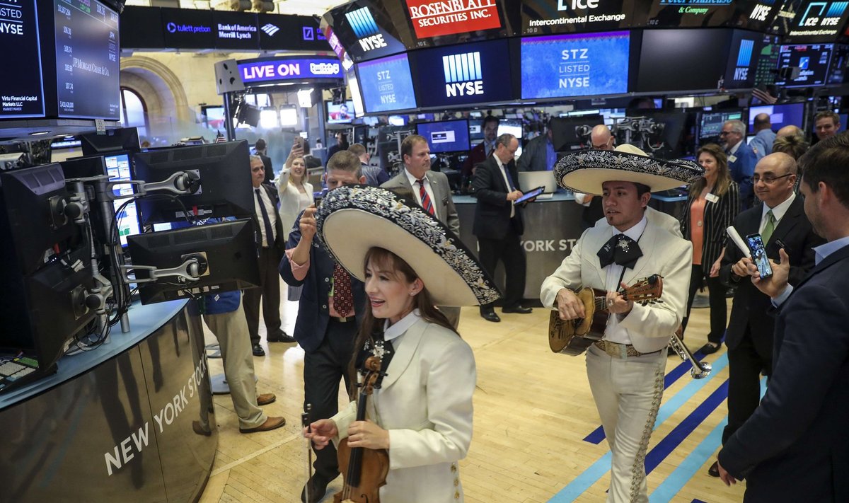 Mehhiko bänd reedel New Yorgi börsil enne sulgemiskella esinemas. Dow Jonesi tööstuskeskmine kerkis reedel enam kui 300 punkti.