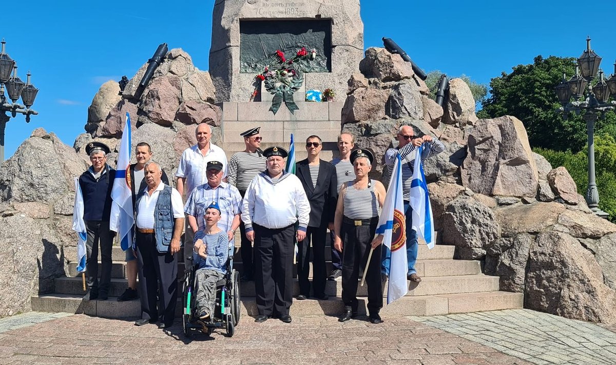 СЛАВА ВМФ! Таким приветствием десяток бывших моряков почтили в воскресенье годовщину России у мемориала «Русалка».