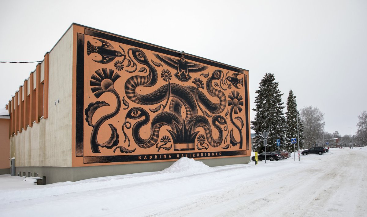Kadrina, seinamaaling „Ussikuningas“ spordihoone seinal, autor Ingmar Järve, Lääne-Virumaa 