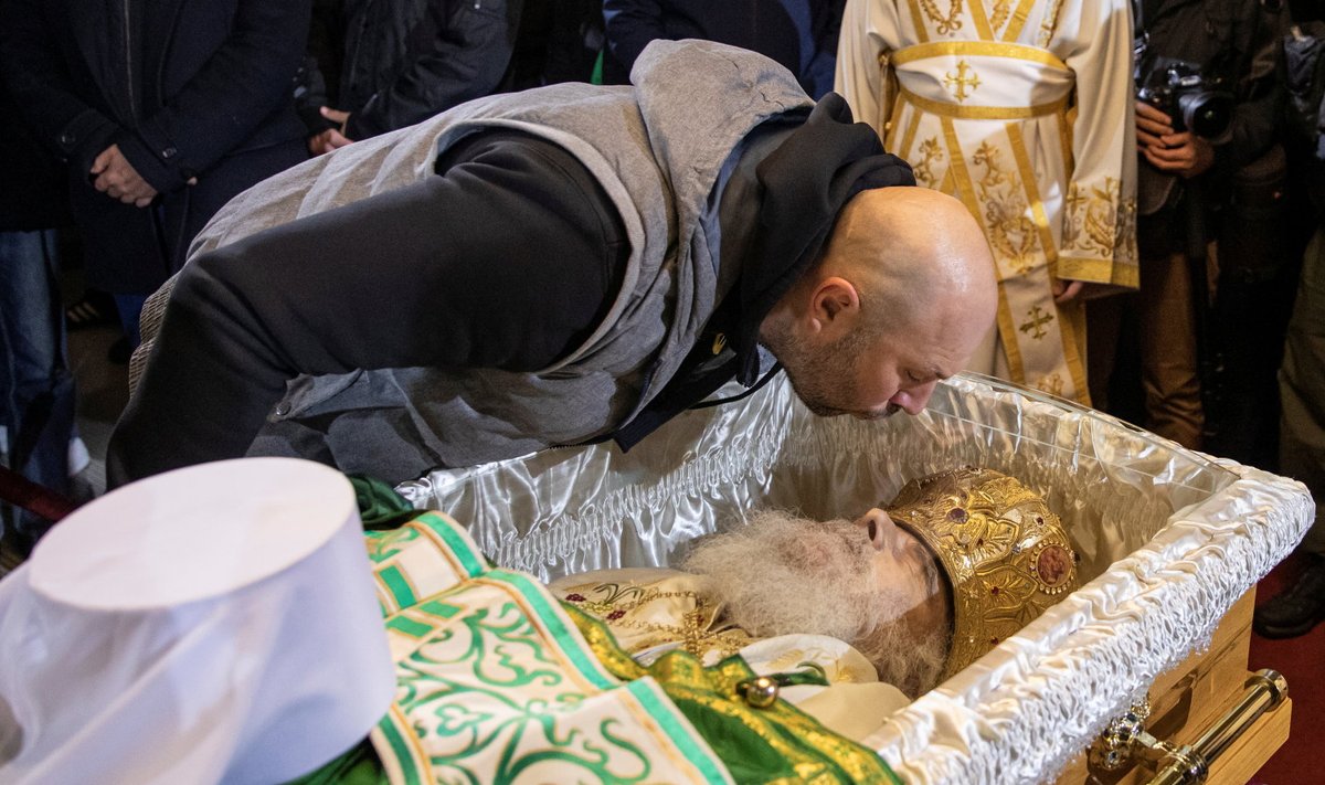 Usklike tõkestamiseks pandi Serbia õigeusu kiriku patriarh Irineji kirstule pleksiklaas.