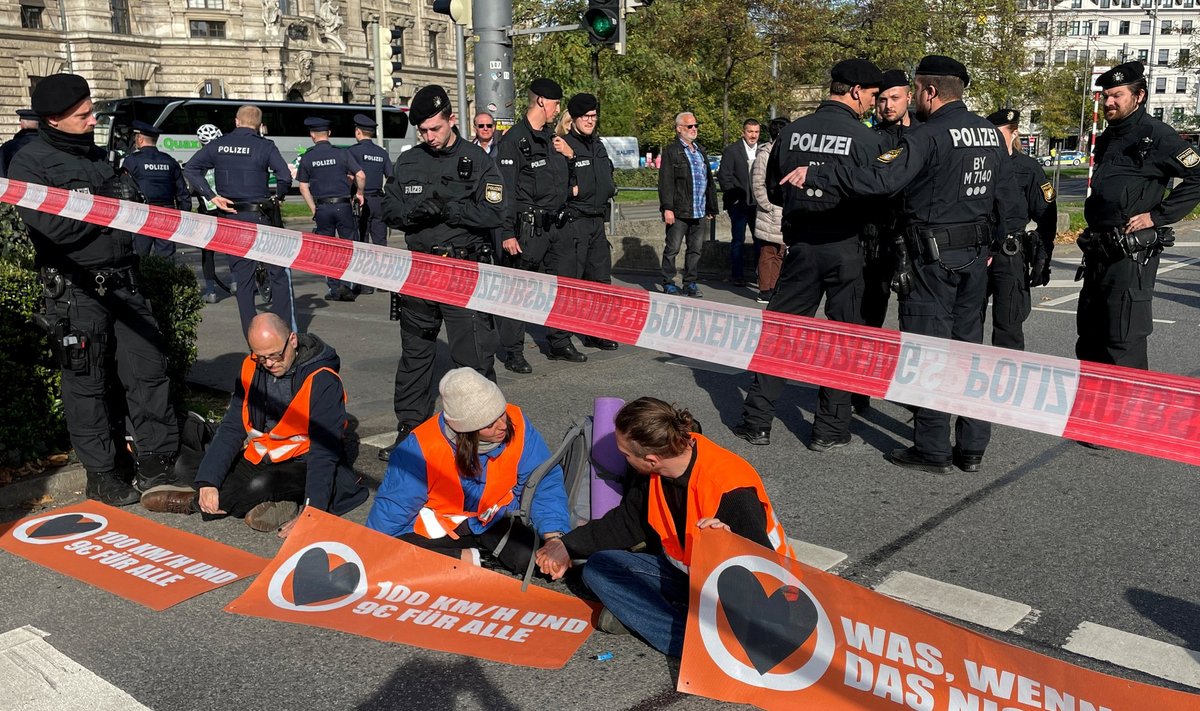 Münchenis liimisid aktivistid end tee külge. 