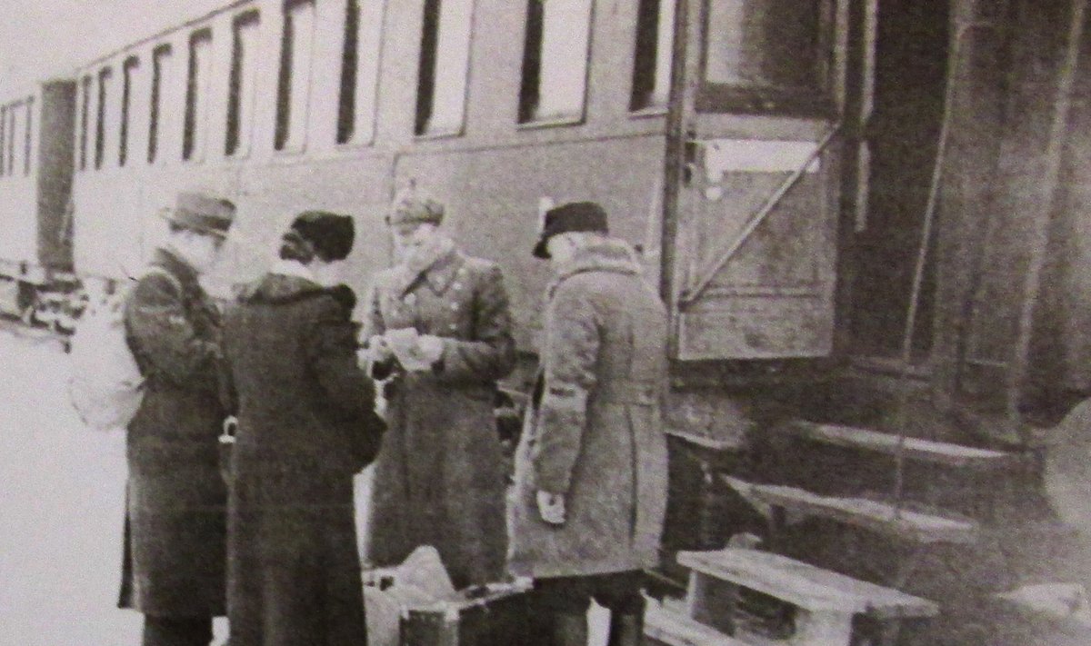Ümberasujate dokumentide kontrollimine Tallinna raudteejaamas. See on ainus teadaolev foto 1941. aasta järelümberasumise kohta Eestis.