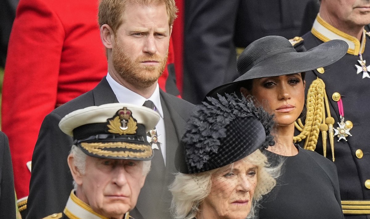 Harry ja Meghan kuninganna matusel. Nende ees on riigi nüüdne esipaar - Charles ja Camilla. Ilmselt on värske kuningas murelik, mida poeg küll oma memuaariraamatus avaldab.