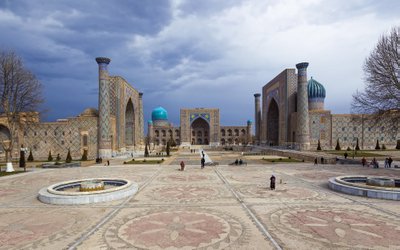 Registani väljak Samarkandis on suur ja võimas, inimene tunneb end kolme hiiglasliku värava ees üsna väikesena.