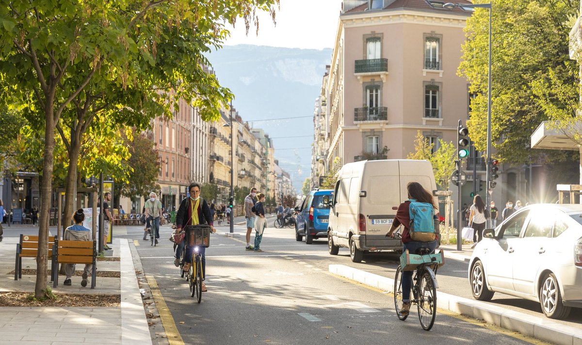 В центре Гренобля велосипедисты равны с водителями.