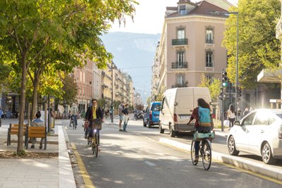 В центре города велосипедисты равны с водителями.