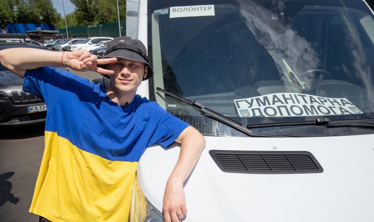 Kiievi vabatahtlikud viivad humanitaarabi Poltaava lähedal elavatele Ukraina sisepõgenikele.