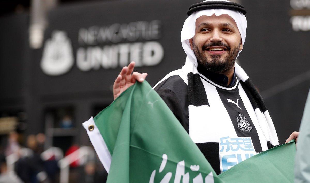 GEORDIE ŠEIK: Kroonprintsiga üht nägu jalgpallifänni aksessuaaride hulka kuuluvad nii pearätt kui Saudi Araabia riigilipp.