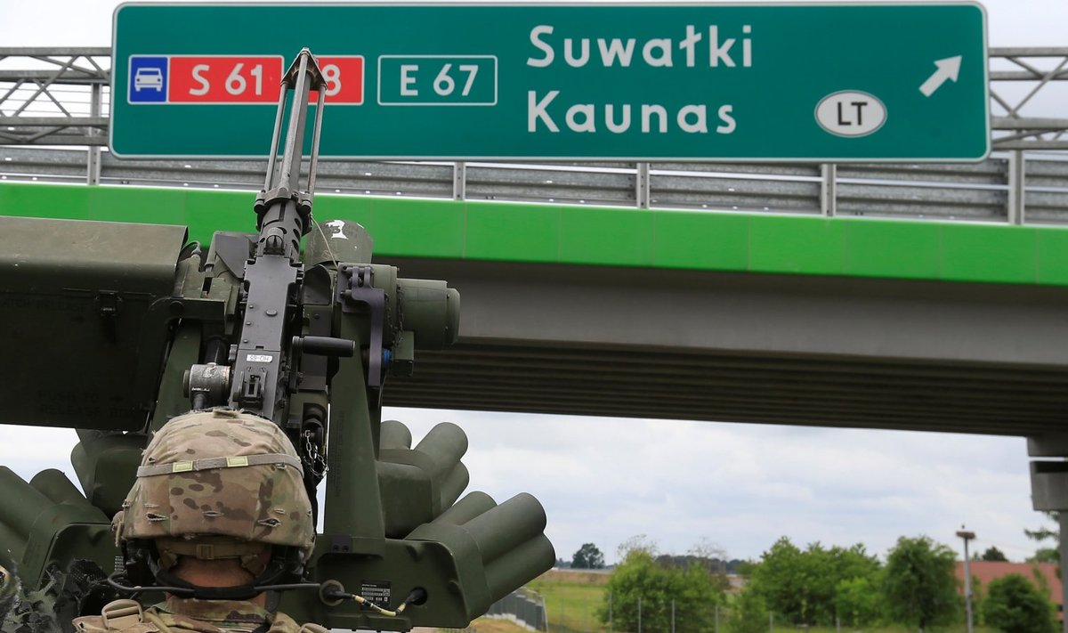 Stryker-masinaga teel õppustele Leedus.