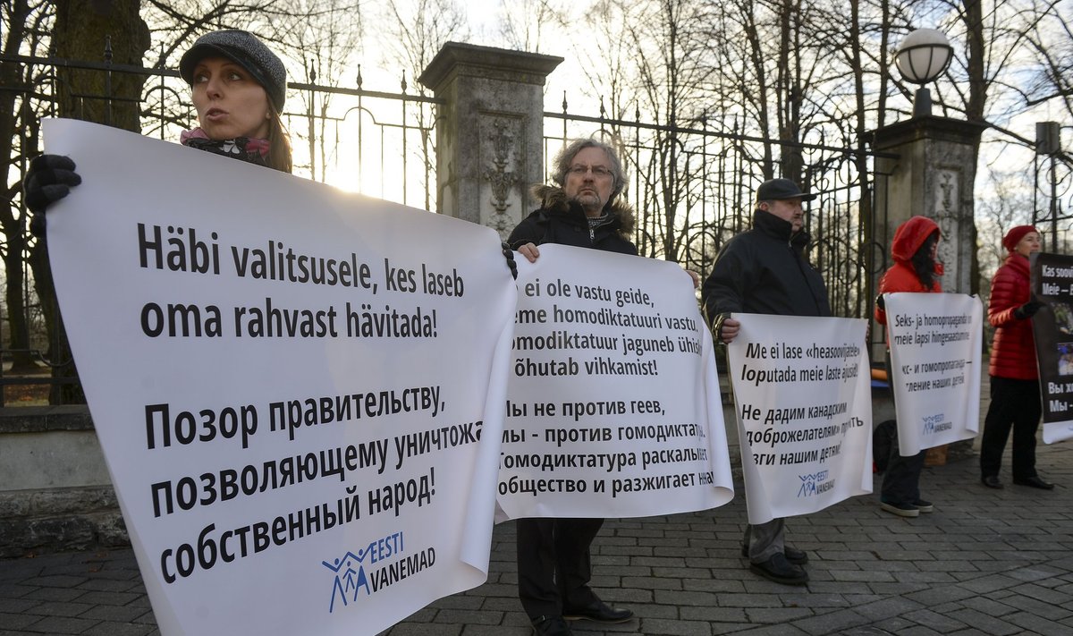 Eesti Vanemad eesotsas Anastassia Rajaga (vasakul) korraldasid Toompeal meeleavalduse ka juunis. Siis protestiti koolide „homopropaganda” vastu.