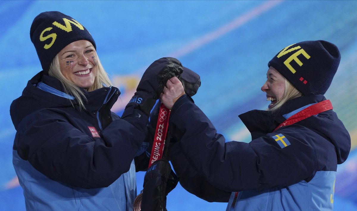 Frida Karlsson (vasakul) soovis pronksi Jonna Sundlingu (paremal) kaela riputada.