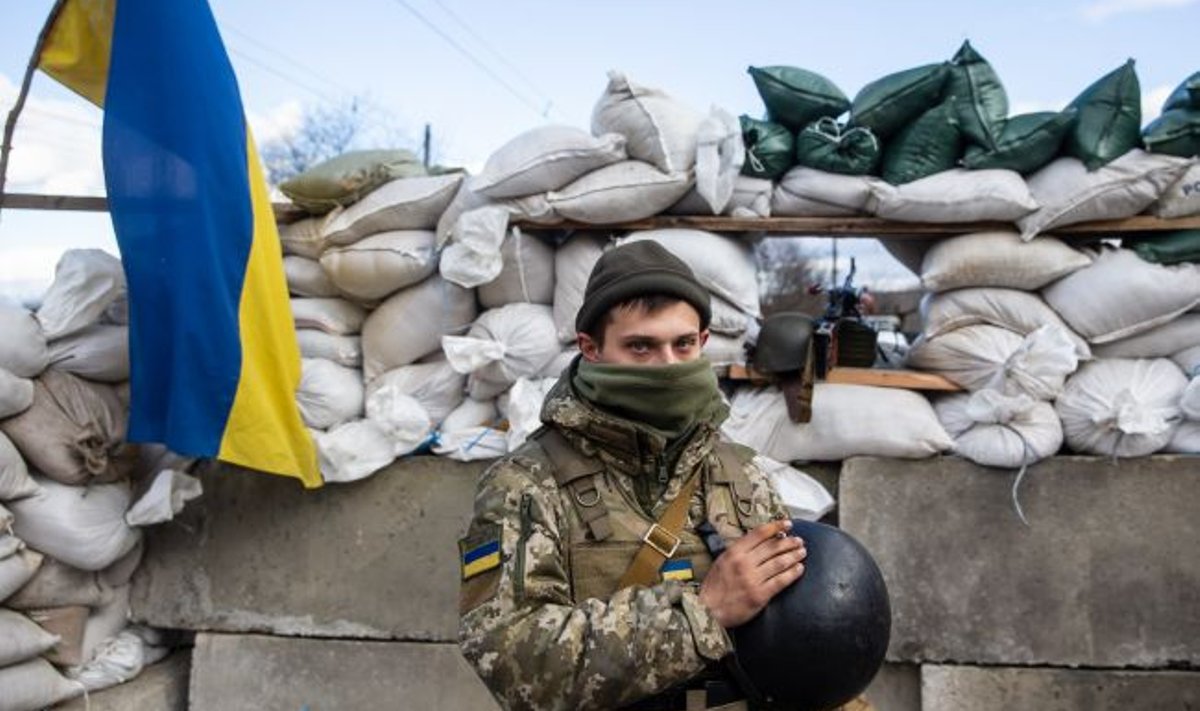 Украинский военный возле баррикад