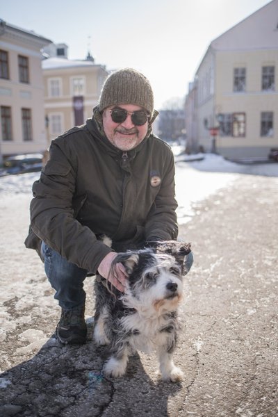 Martšu ja Mart Kivastik. Nende jalutuskäikudest Tartus ja sellest, millised on kahe sõbra suhted, kirjutab kirjanik oma raamatus ja selle nimiloos “Armastuse vormid”.