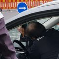 ФОТО | Полиция попросила мужчину снять с автомобиля георгиевскую ленту