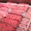 Из-за коронавирусных ограничений во многих местах мясные прилавки магазинов опустели