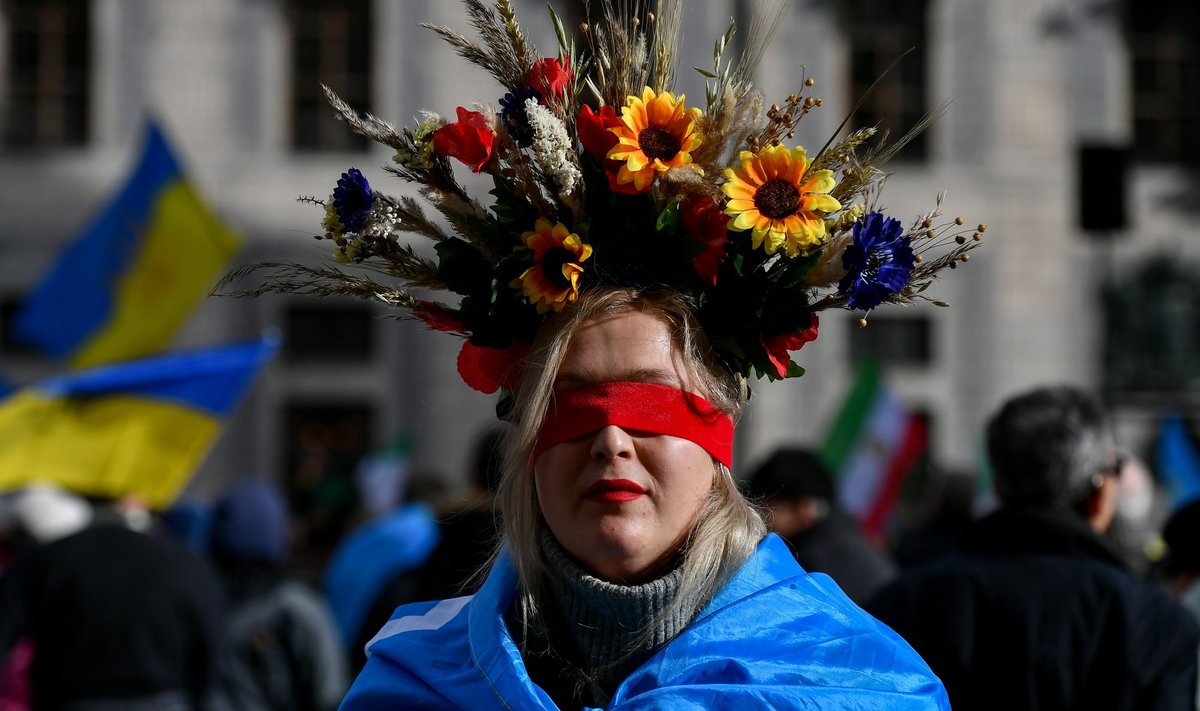 ÄRGEM SULGEGEM SILMI: Ukraina toetajast meeleavaldaja Müncheni julgeolekukonverentsil.