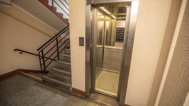 Морально устарели: обслуживать старые лифты становится все труднее