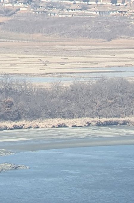 MA VAATAN LÕUNAST KIIKRIGA: Keskmiselt üritab Põhja-Koreast ära põgeneda 3000 inimest aastas, kuid õnneks läheb see vaid kolmandikul. Otse DMZist ehk demilitariseeritud tsoonist Lõuna-Koreasse hüppamine oleks oma surmaotsusele allakirjutamine, seega võetakse enamasti teekond ette Hiina kaudu Laosesse, Taisse või Vietnami.