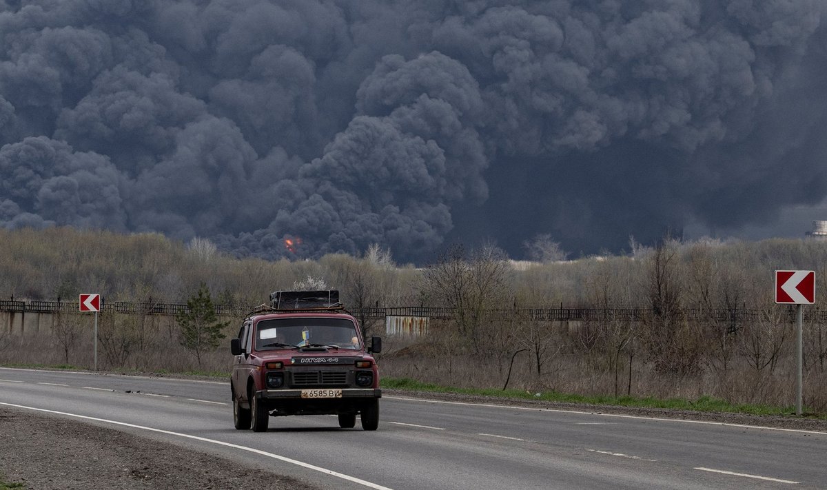 NAGU SAABUKS MAAILMALÕPP: Ukraina sõjas on mõlemad pooled pommitanud üksteise naftabaase ja õlitööstusi, sest kütuseta ei suuda sajamasinad ega majandused toimida. Pildil aprilli keskel toimunud Lõsõšanski rafineerimistehase põleng, mis puhkes raketitabamuse järel.