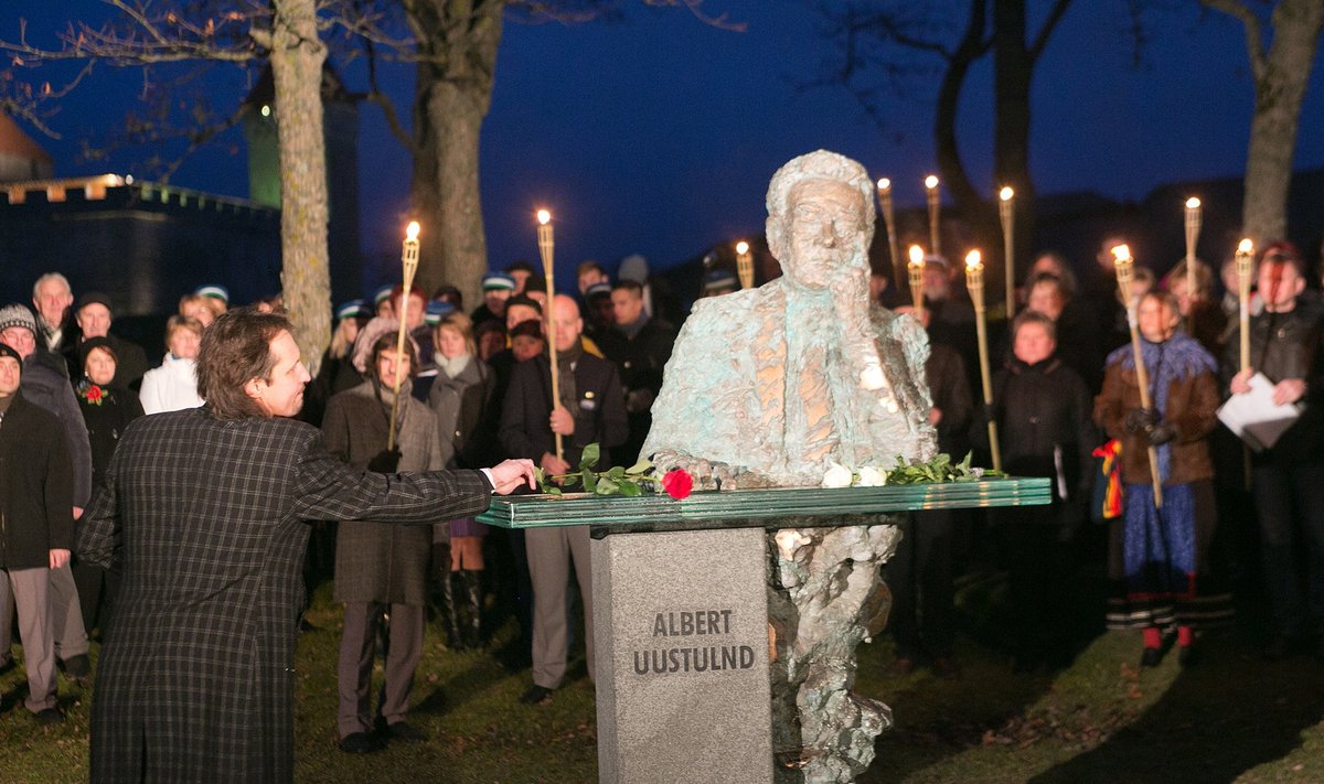 Täna avati Kuressaares Tori abajas Saaremaa oma kirjanikule Albert Uustulndile skulptuur tema 90 sünniaastapäevaks. Skulptuuril on kujutatud kirjanikku mõtlikult käsipõsakil istumas laua taga ja vaatamas merele Vahase poole