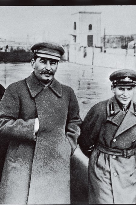 Stalini selja taga seisva Molotovi allkirja kannab kehtiv euromünt