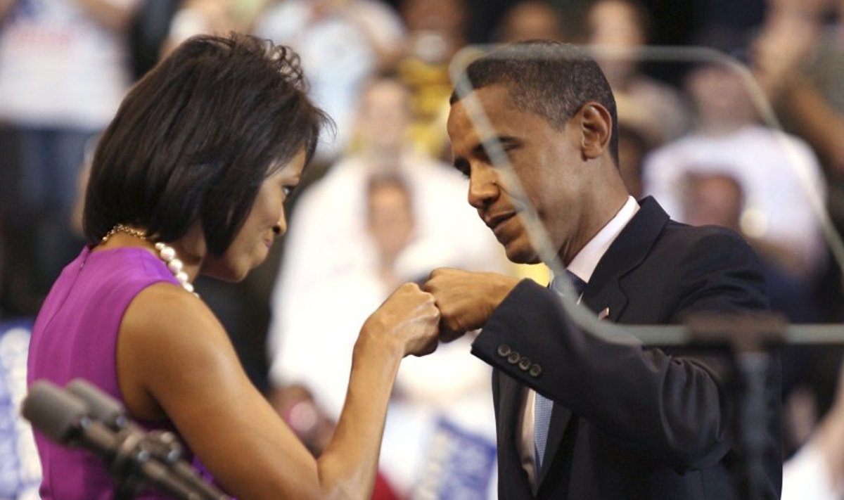 Obama-poks: Michelle tervitab Baracki.