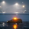 FOTO SÜNDMUSKOHALT | AirBalticu lennuk libises öösel Riia lennujaamas maandumisel rajalt välja