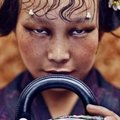 В Китае оскорбились из-за слишком узкого разреза глаз у модели Dior. Фотографу пришлось извиняться