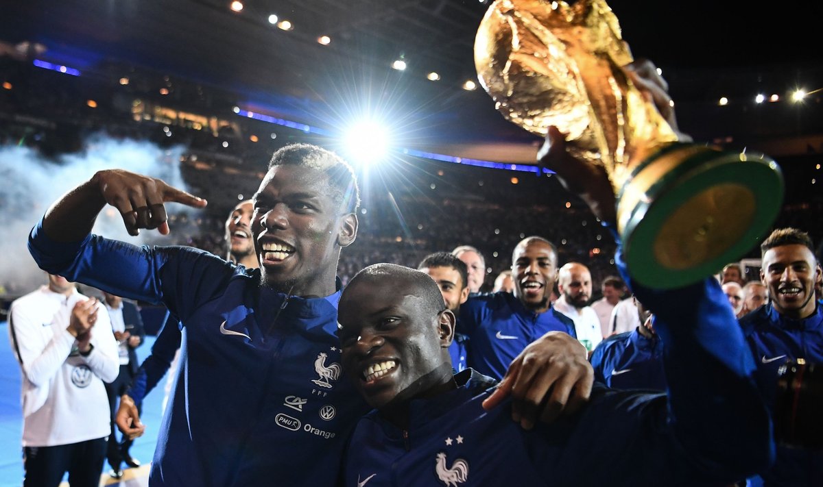 Paul Pogba ja N'Golo Kanté Stade de France'il kodufännide ees MM-i trofeega
