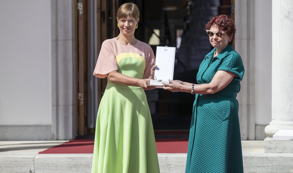 President ja viroloog Irja Lutsar „Eesti tänab” üritusel tänavu juunis. Kersti Kaljulaidile oma välimusest ja riietest rääkida ei meeldi, kuid pidev kodumaiste rõivakunstnike toetamine tekitab moeringkonnas alati elevust.