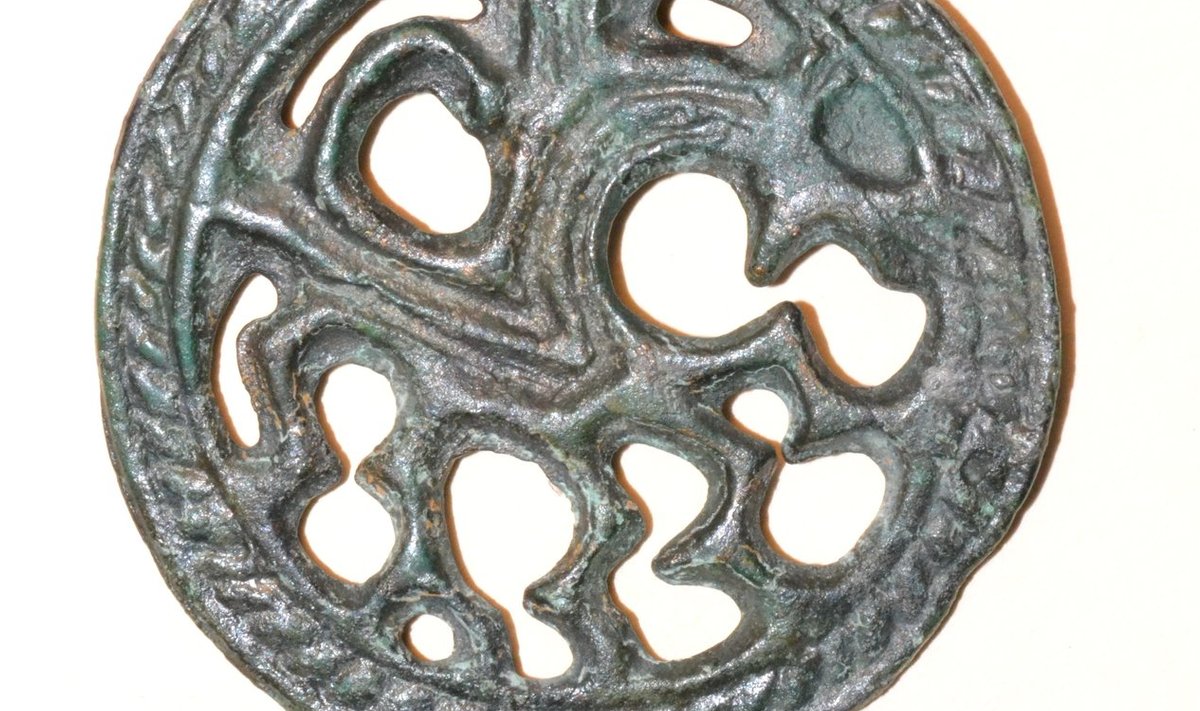 Unikaalme pronksipats, millel on kujutatud viiejalgset hobust, pärineb ilmselt samuti 12. sajandist. Võimalik, et seegi ripats on kohapealse meistri toode.