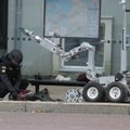 ФОТО DELFI: Подозрительный ранец в центре Таллинна стал причиной дорожного хаоса. Но робот обнаружил в нем одежду