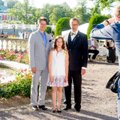 PÄEVA KLÕPS: President Toomas Hendrik Ilves püüti koos poja ja tütrega päikeselises roosiaias pildile