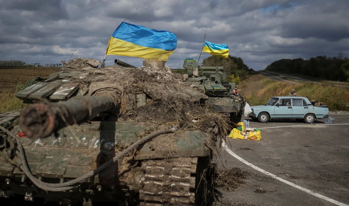 Ukraina lipuga kaunistatud Vene tankid Izjumis.