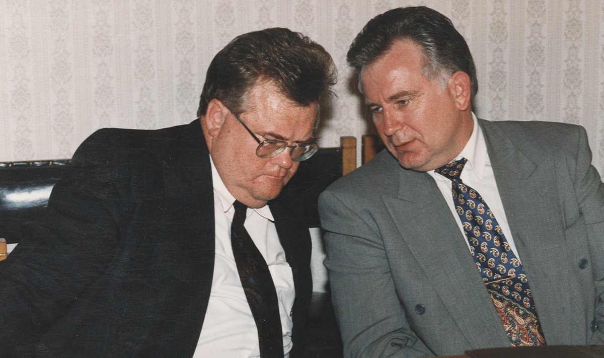 Esialgu oma valitsuse siseministrit Edgar Savisaart toetanud toonane peaminister Tiit Vähi esitas 10. oktoobril 1995 presidendile ettepaneku vabastada Savisaar siseministri ametist ja Koonderakond moodustas uue koalitsiooni Reformierakonnaga.