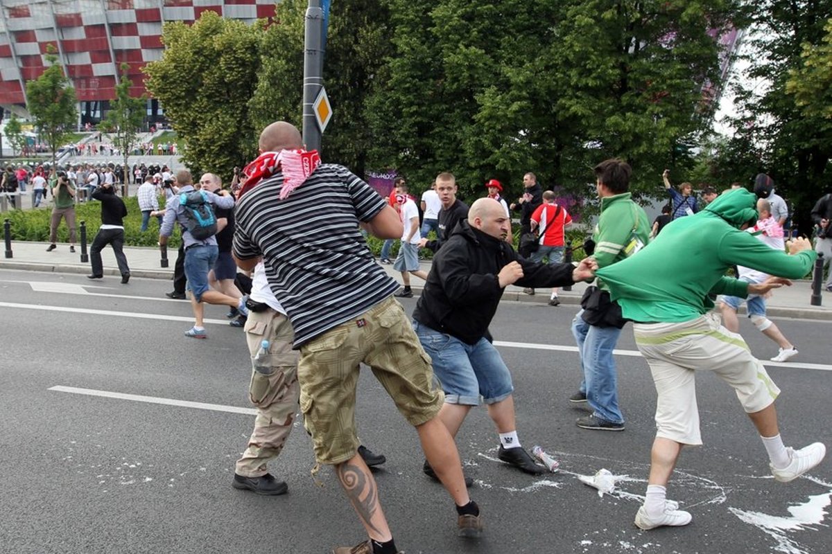 Марш движение. Россия Польша 2012 драка. Польша Россия 2012 евро драка.