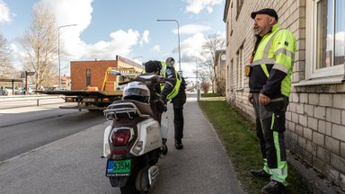 FOTOD | Pärnus põrkasid kokku sõiduauto ja roller, rollerit juhtinud neiu viidi haiglasse