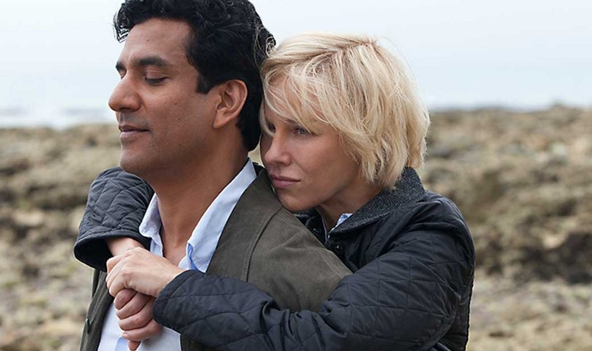 Südamete kuninganna ja tema südamekirurg: Saksa režissööri Oliver Hirschbiegeli eluloofilmi “Diana” keskmes on Walesi printsessi (Naomi Watts) armuafäär doktor Hasnat Khaniga (Naveen Andrews).
