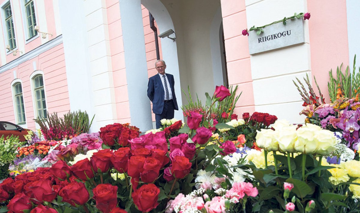 9. oktoober 2014. Riigikogu on vastu võtnud kooseluseaduse. Parlamendi sotsiaaldemokraadist esimees Eiki Nestor piidleb sel puhul hoone ette     toodud lillekuhja. Midagi sellist pole varem juhtunud.