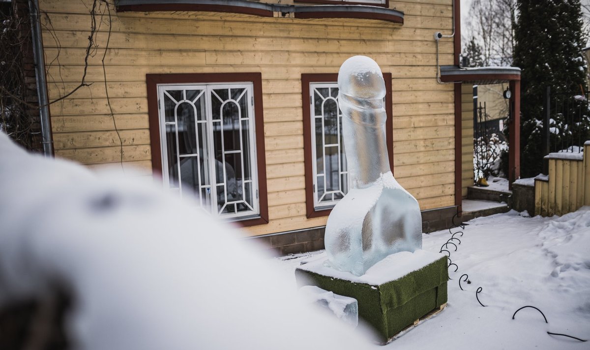 Suur jääst peenise skulptuur